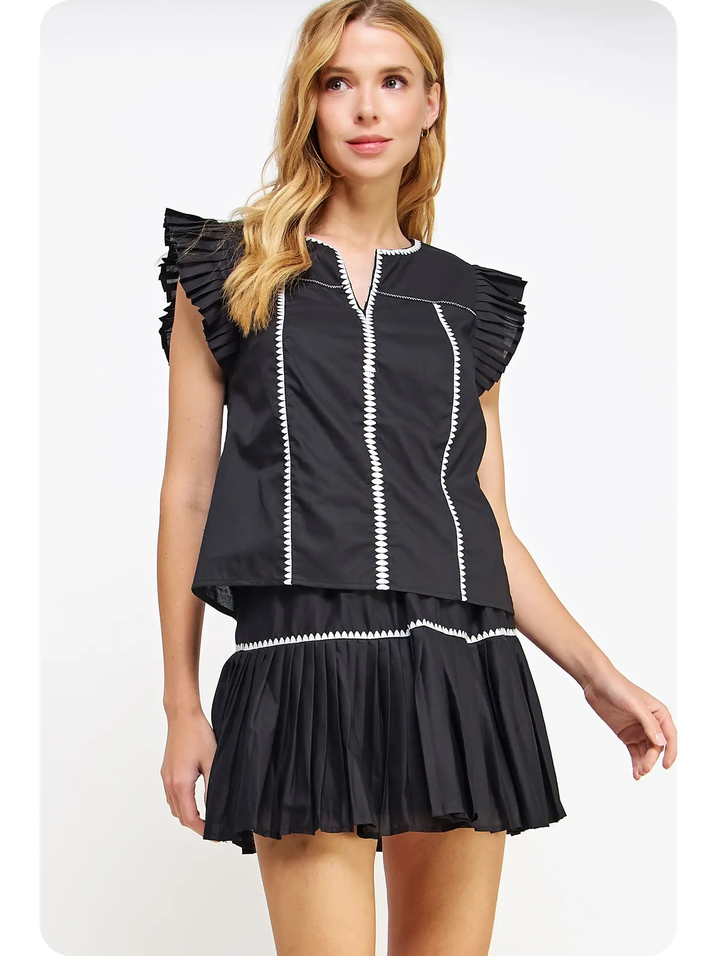 Contrast Embroidered Sleeveless Pleated Top